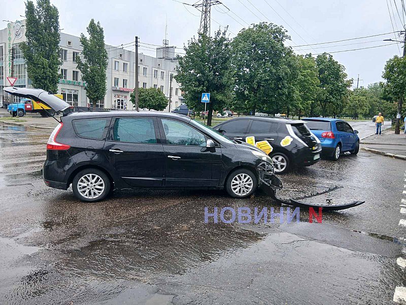 Nissan не поступився дорогою Renault у Миколаєві: автомобіль вилетів на тротуар Nissan не поступився дорогою Renault у Миколаєві: автомобіль вилетів на тротуар