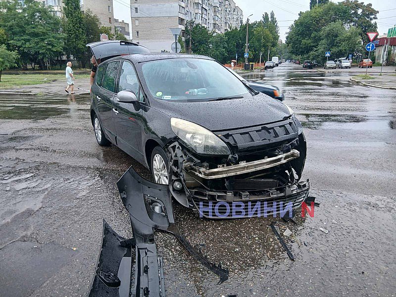 Nissan не уступил дорогу Renault в Николаеве: автомобиль вылетел на тротуар Nissan не уступил дорогу Renault в Николаеве: автомобиль вылетел на тротуар