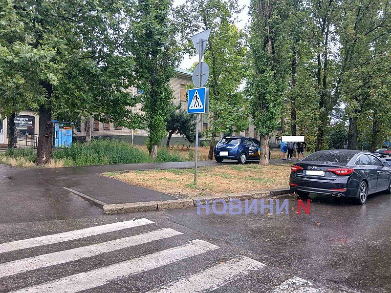 Nissan не поступився дорогою Renault у Миколаєві: автомобіль вилетів на тротуар Nissan не поступився дорогою Renault у Миколаєві: автомобіль вилетів на тротуар