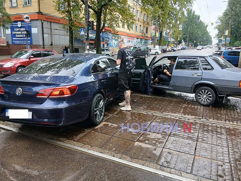 ВАЗ та Volkswagen зіткнулися в центрі Миколаєва: рух уcкладнений ВАЗ та Volkswagen зіткнулися в центрі Миколаєва: рух уcкладнений