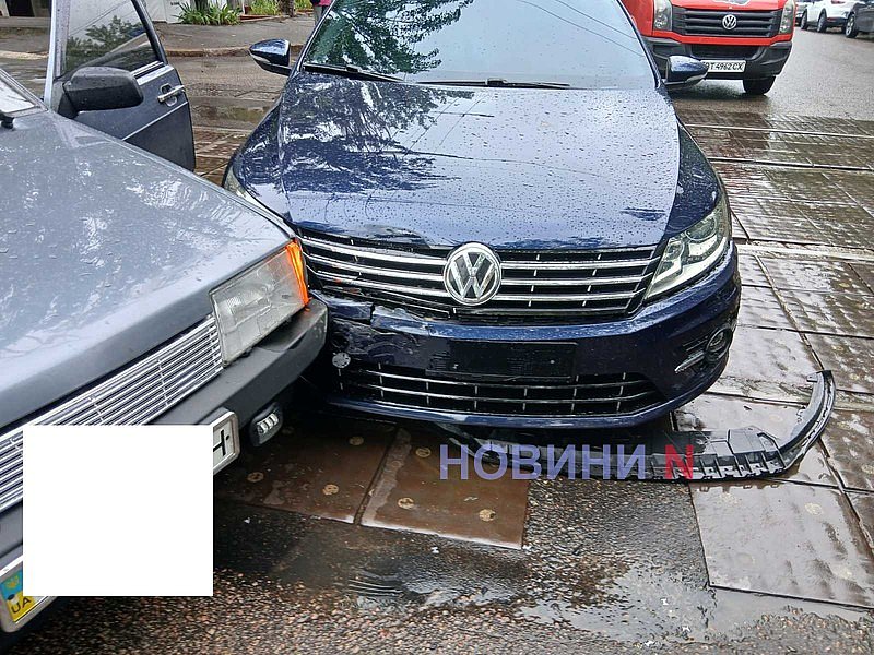 ВАЗ та Volkswagen зіткнулися в центрі Миколаєва: рух утруднений ВАЗ та Volkswagen зіткнулися в центрі Миколаєва: рух утруднений