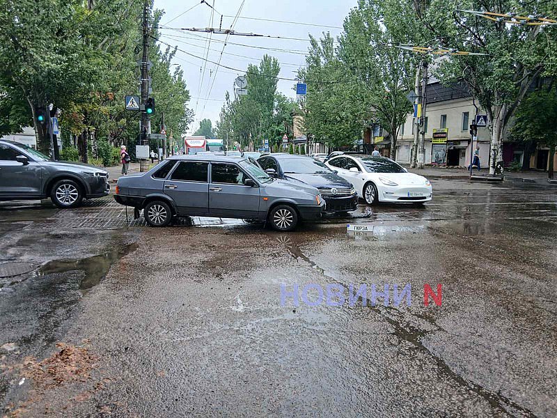ВАЗ та Volkswagen зіткнулися в центрі Миколаєва: рух утруднений ВАЗ та Volkswagen зіткнулися в центрі Миколаєва: рух утруднений