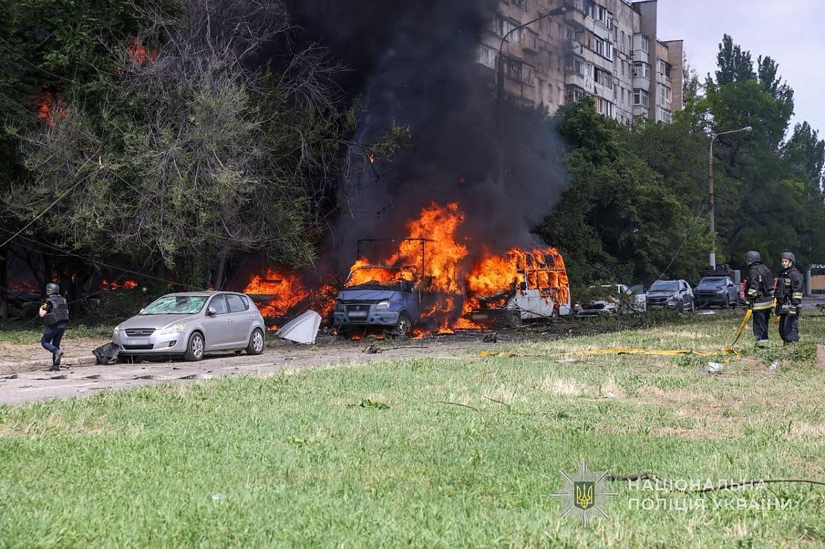 Удар тремя авиабомбами по Запорожью: есть погибшие, много пострадавших (фото) Удар тремя авиабомбами по Запорожью: есть погибшие, много пострадавших (фото)