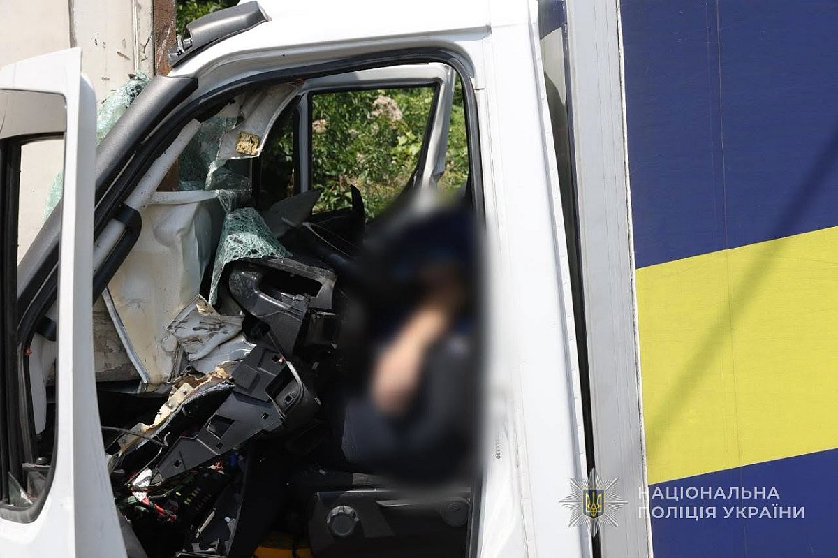 Удар тремя авиабомбами по Запорожью: есть погибшие, много пострадавших (фото) Удар тремя авиабомбами по Запорожью: есть погибшие, много пострадавших (фото)