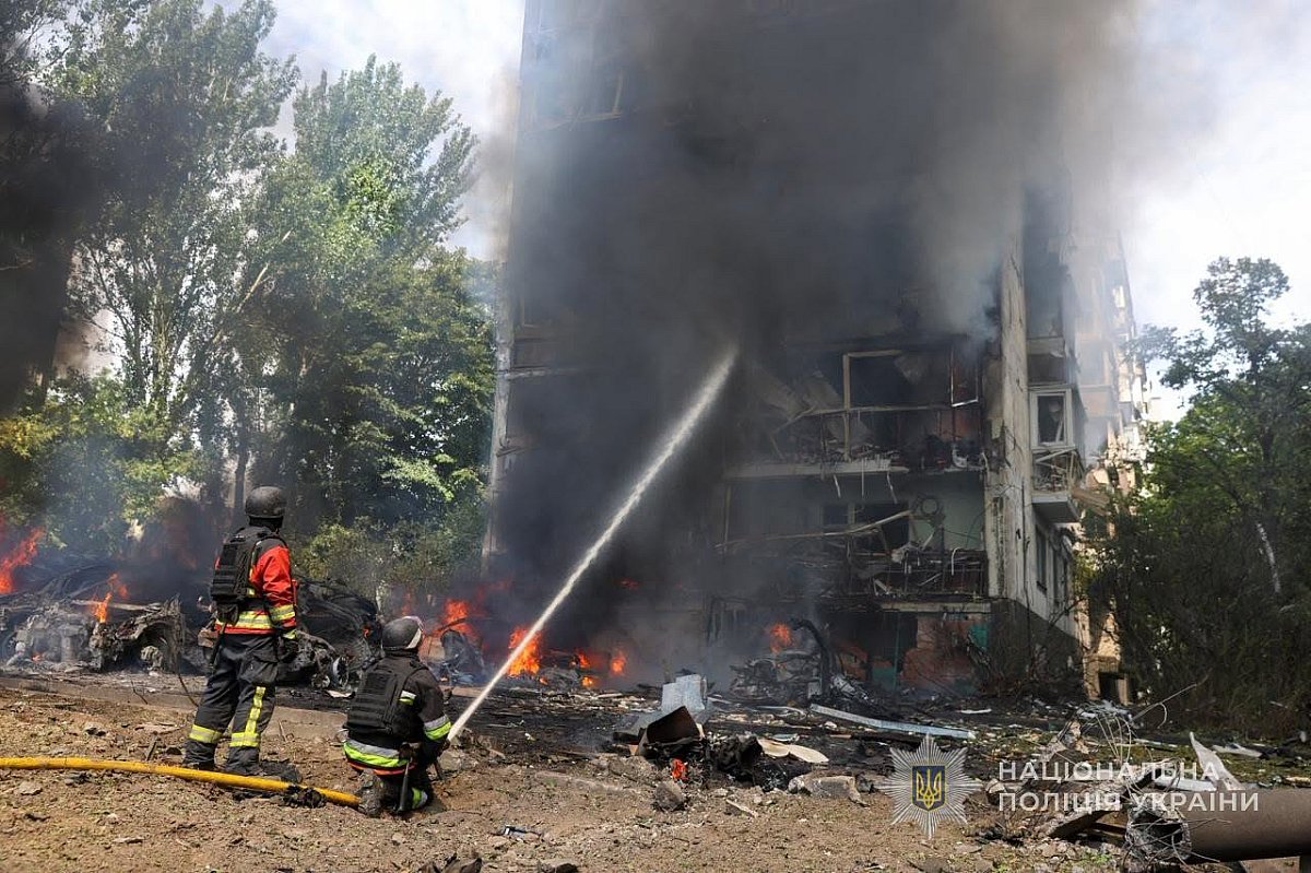 Удар тремя авиабомбами по Запорожью: есть погибшие, много пострадавших (фото) Удар тремя авиабомбами по Запорожью: есть погибшие, много пострадавших (фото)