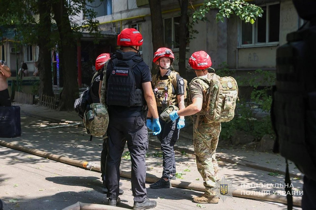Удар тремя авиабомбами по Запорожью: есть погибшие, много пострадавших (фото) Удар тремя авиабомбами по Запорожью: есть погибшие, много пострадавших (фото)