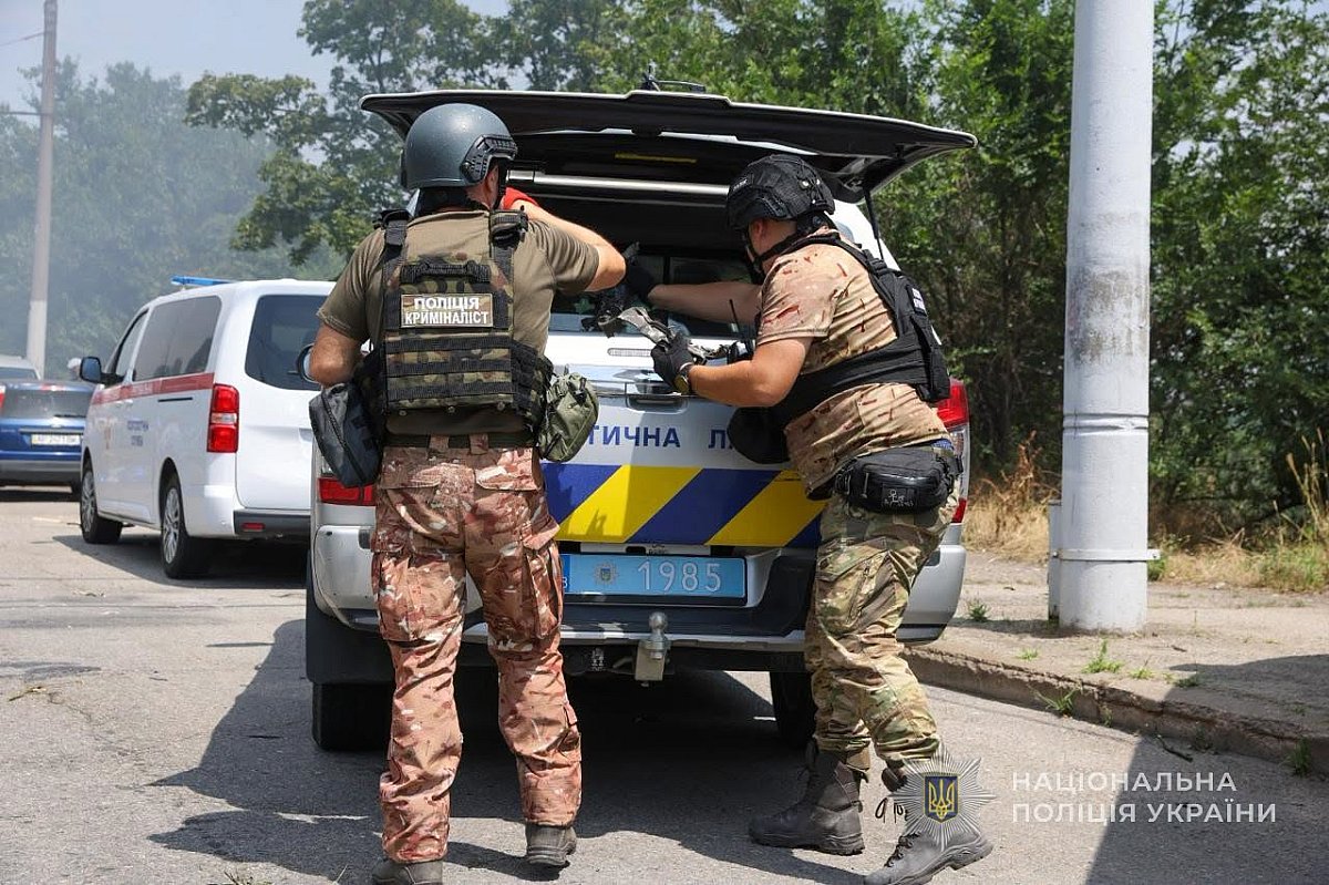 Удар тремя авиабомбами по Запорожью: есть погибшие, много пострадавших (фото) Удар тремя авиабомбами по Запорожью: есть погибшие, много пострадавших (фото)
