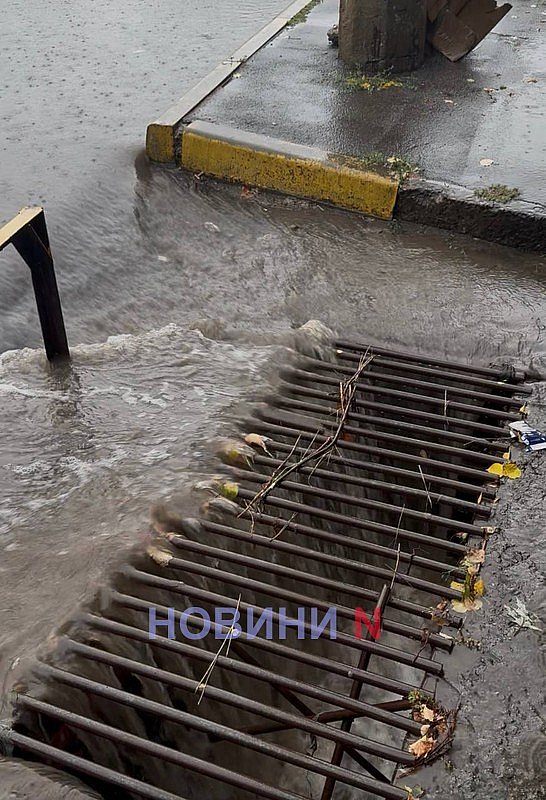 Коммунальщики показали, как защищали улицы Николаева от подтоплений во время дождя Коммунальщики показали, как защищали улицы Николаева от подтоплений во время дождя