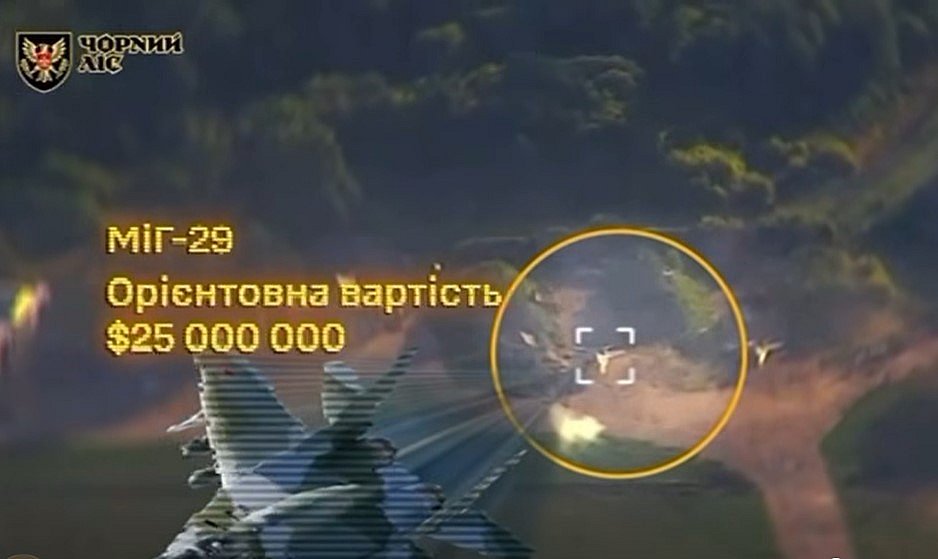 Українські артилерійські розвідники вразили МіГ-29 та «Панцир-С1» на аеродромі в Курській області (відео) Українські артилерійські розвідники вразили МіГ-29 та «Панцир-С1» на аеродромі в Курській області (відео)