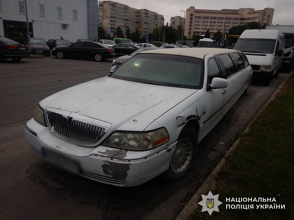 Во Львове в лимузине нашли тело мужчины Во Львове в лимузине нашли тело мужчины