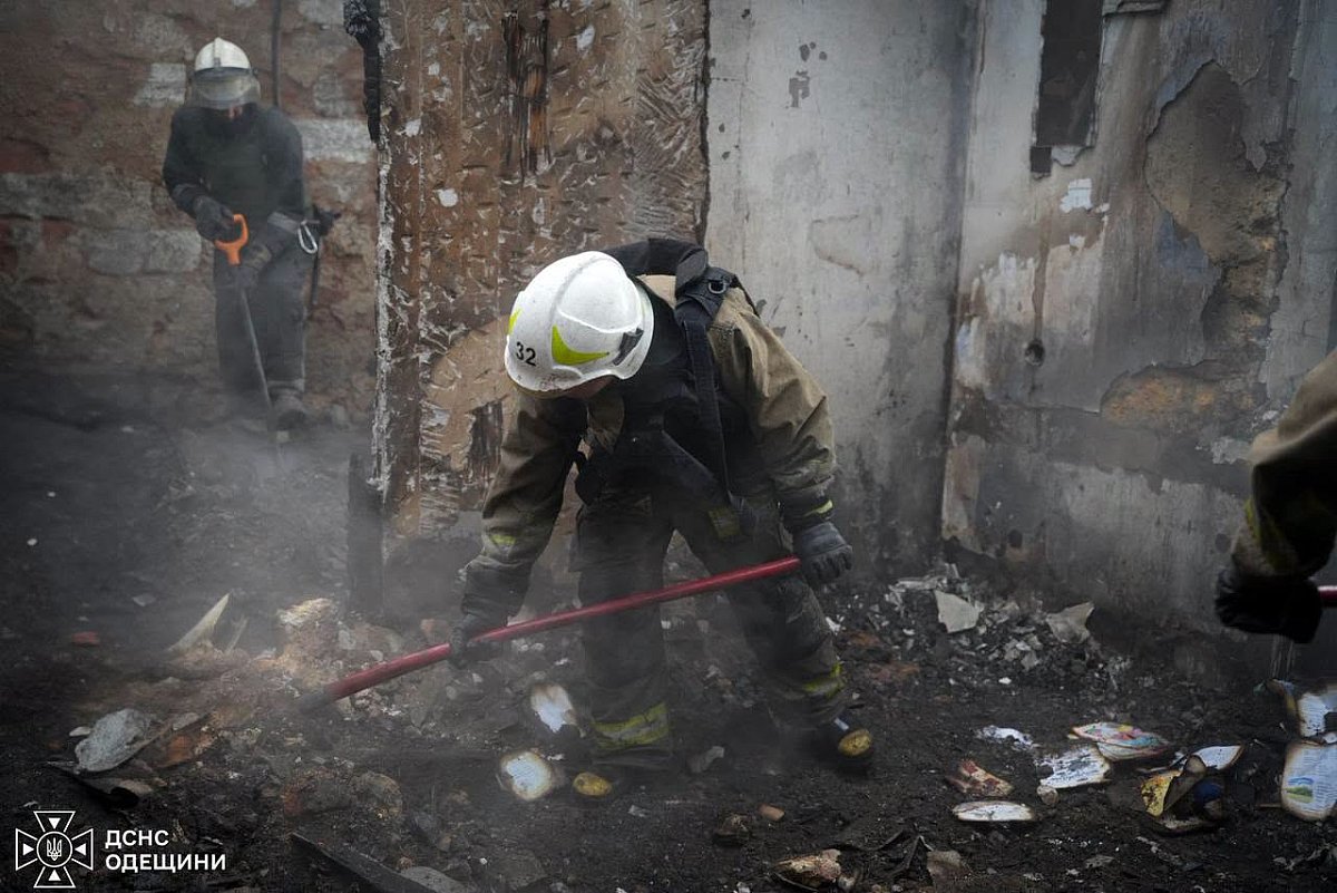 На Одещині після нічної атаки РФ виникли масштабні пожежі: є загиблий (відео) На Одещині після нічної атаки РФ виникли масштабні пожежі: є загиблий (відео)