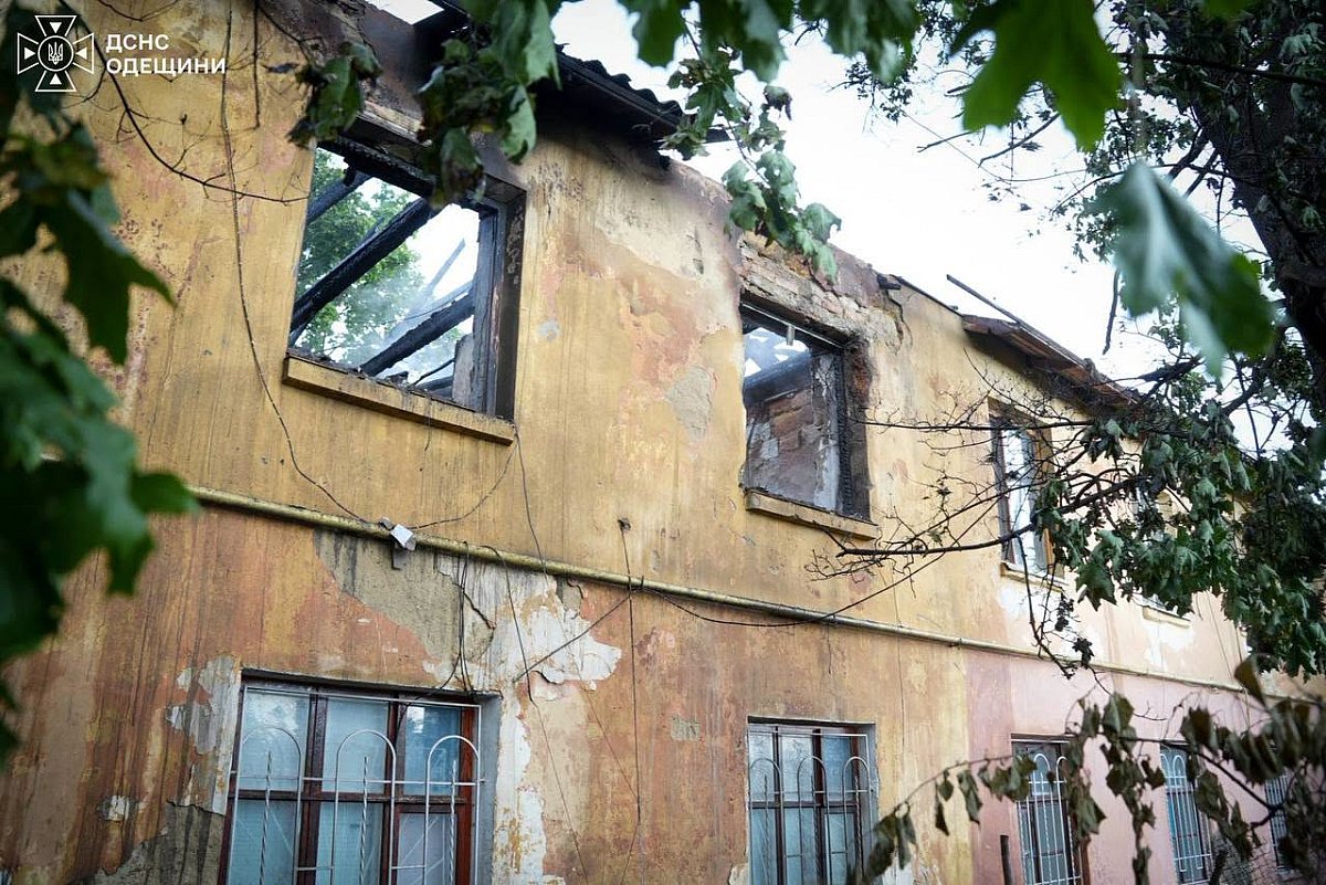 На Одещині після нічної атаки РФ виникли масштабні пожежі: є загиблий (відео) На Одещині після нічної атаки РФ виникли масштабні пожежі: є загиблий (відео)