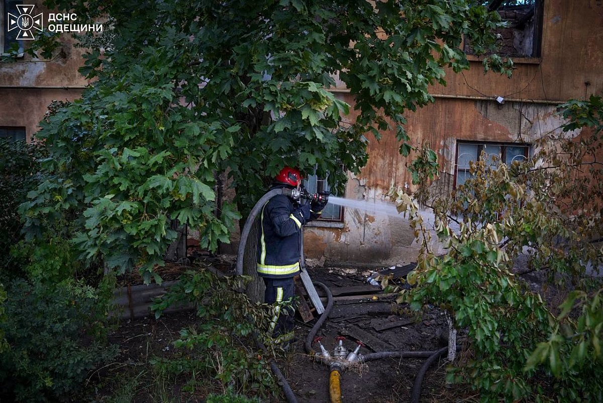 На Одещині після нічної атаки РФ виникли масштабні пожежі: є загиблий (відео) На Одещині після нічної атаки РФ виникли масштабні пожежі: є загиблий (відео)