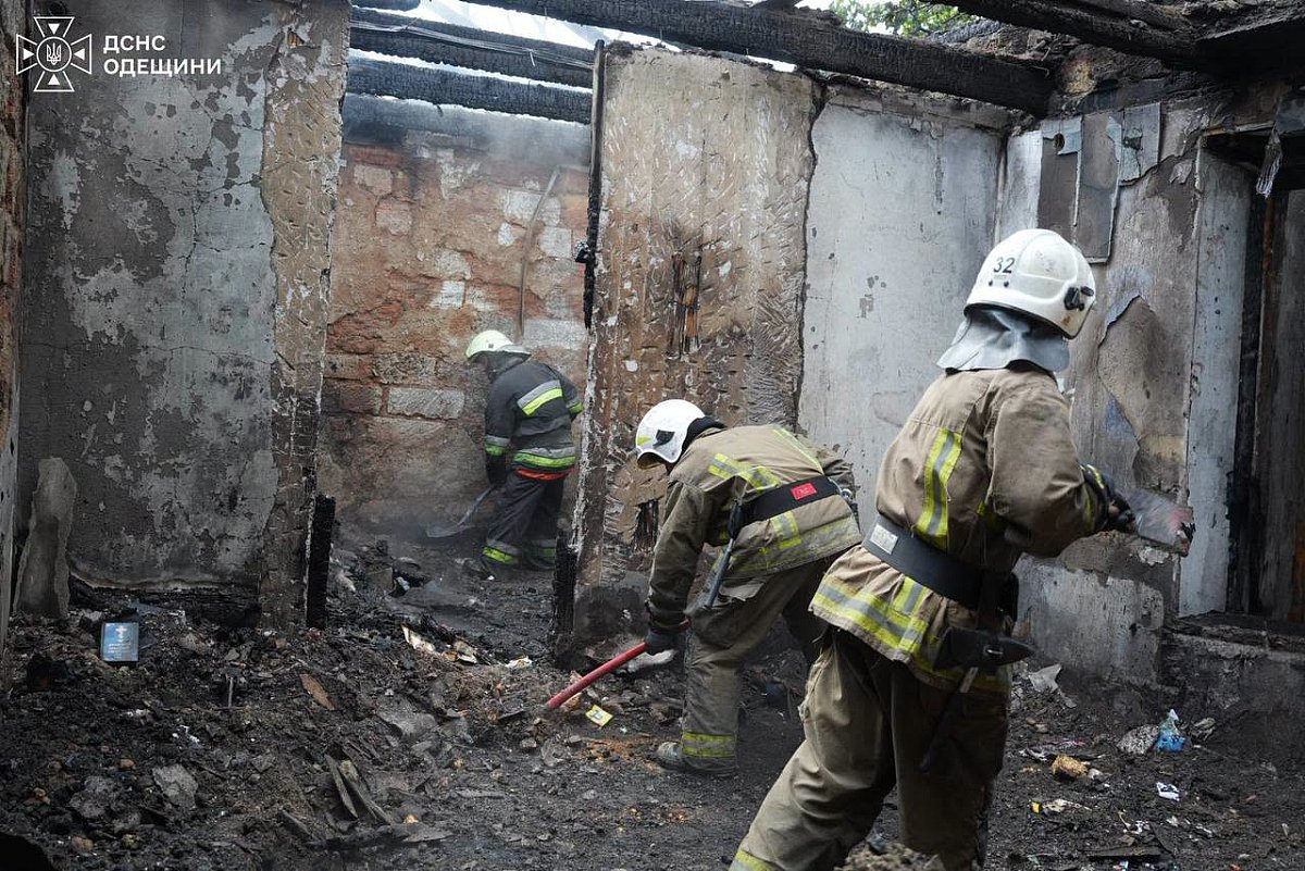 На Одещині після нічної атаки РФ виникли масштабні пожежі: є загиблий (відео) На Одещині після нічної атаки РФ виникли масштабні пожежі: є загиблий (відео)