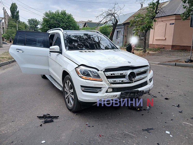 В центре Николаева столкнулись три автомобиля, движение затруднено В центре Николаева столкнулись три автомобиля, движение затруднено