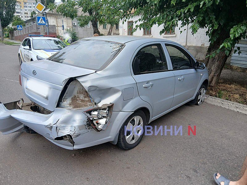 В центре Николаева столкнулись три автомобиля, движение затруднено В центре Николаева столкнулись три автомобиля, движение затруднено