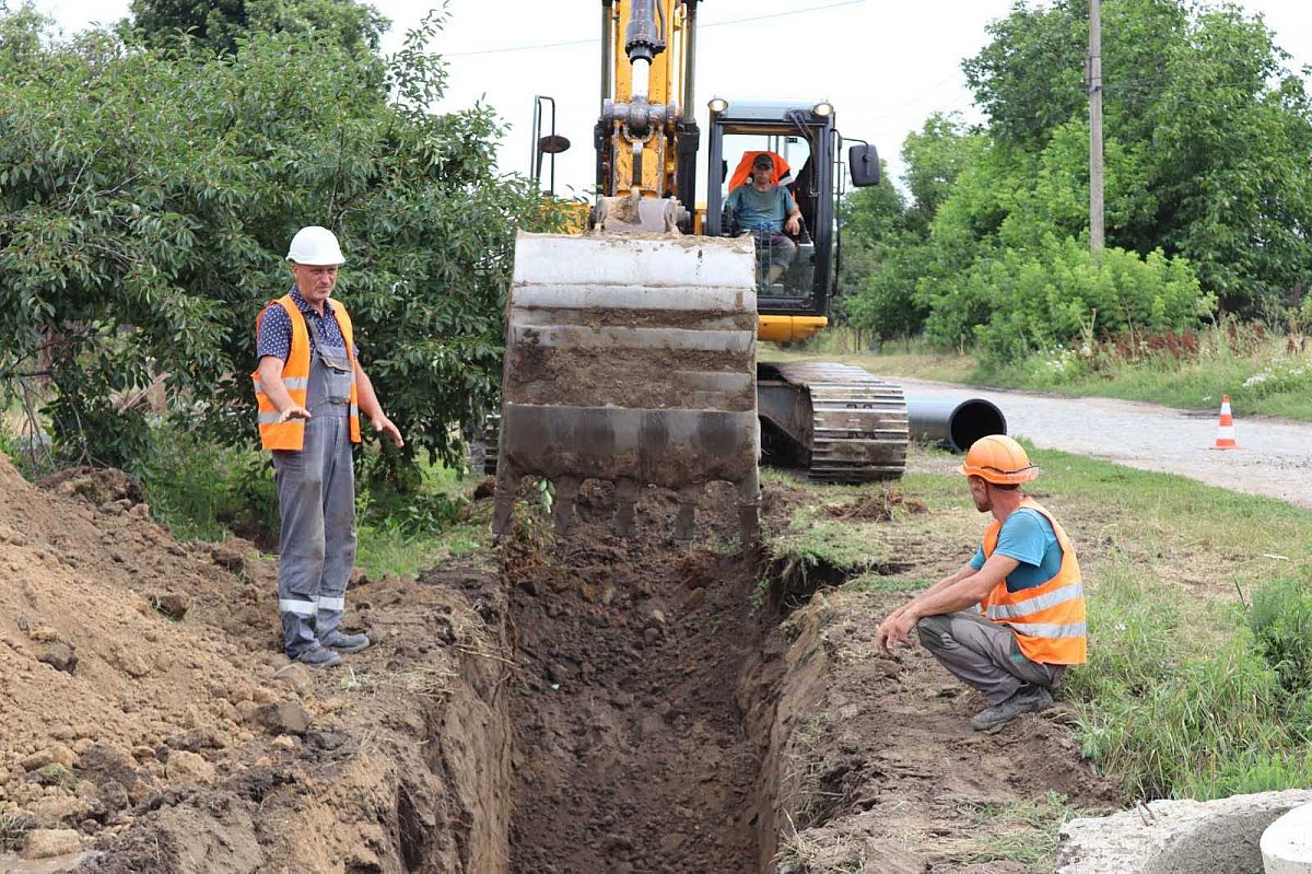 Новий водопровід для Первомайська: роботи йдуть одразу на кількох ділянках (фото) Новий водопровід для Первомайська: роботи йдуть одразу на кількох ділянках (фото)