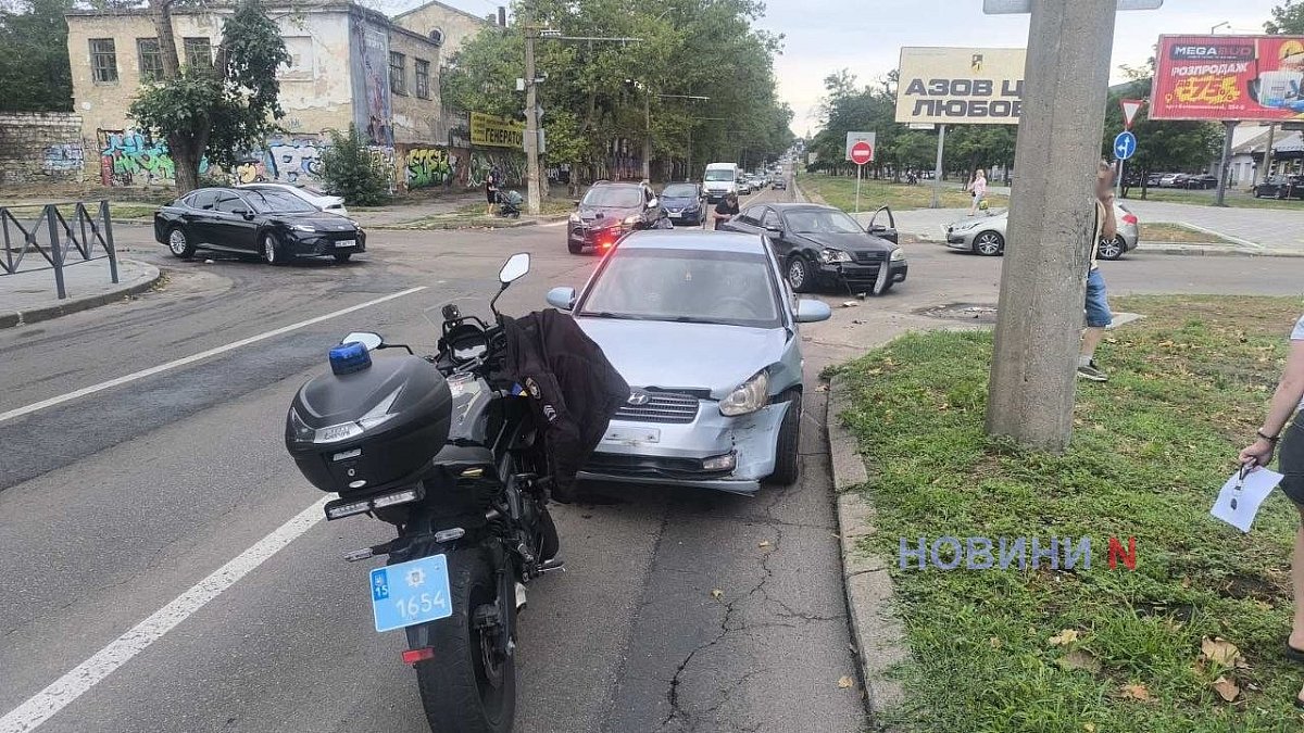 В центре Николаева столкнулись два автомобиля: пострадал четырехмесячный ребенок В центре Николаева столкнулись два автомобиля: пострадал четырехмесячный ребенок