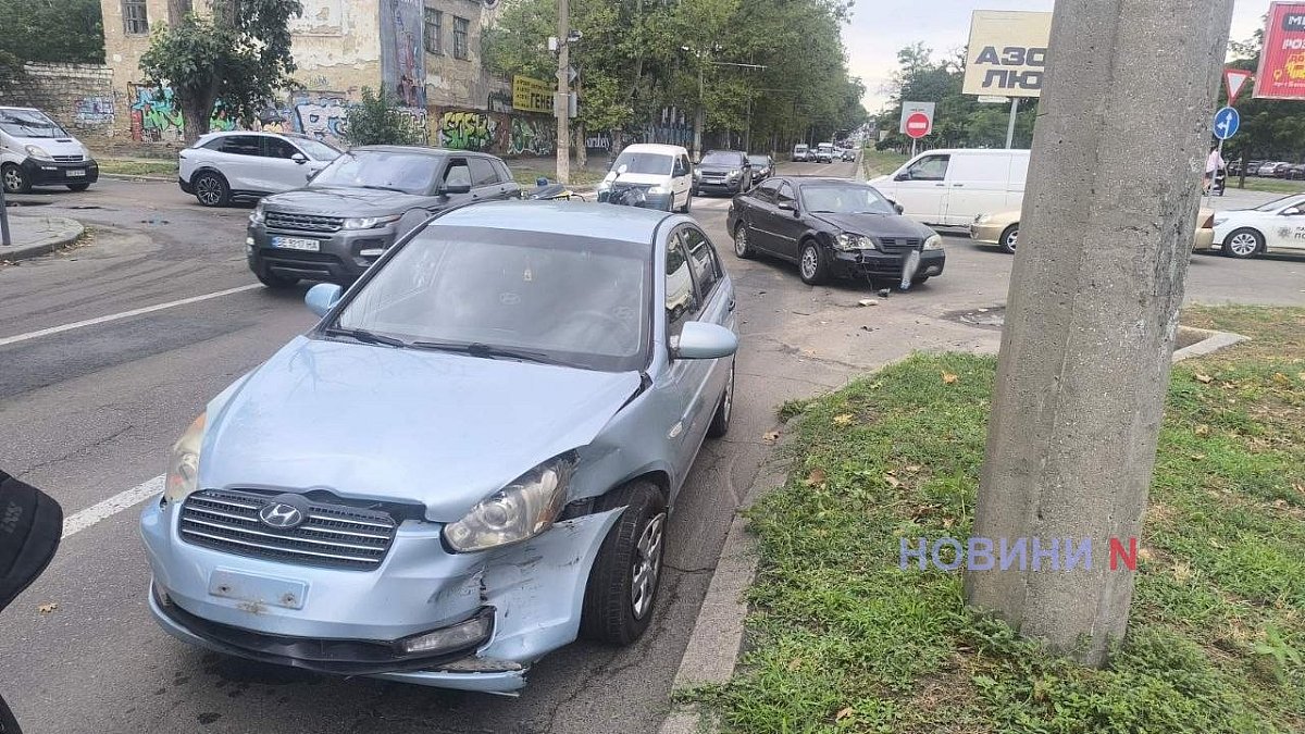 В центре Николаева столкнулись два автомобиля: пострадал четырехмесячный ребенок В центре Николаева столкнулись два автомобиля: пострадал четырехмесячный ребенок