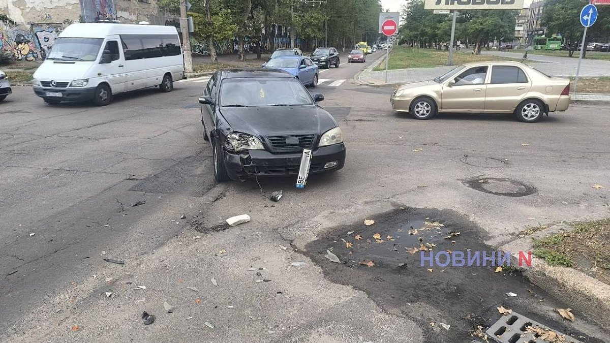 В центре Николаева столкнулись два автомобиля: пострадал четырехмесячный ребенок В центре Николаева столкнулись два автомобиля: пострадал четырехмесячный ребенок