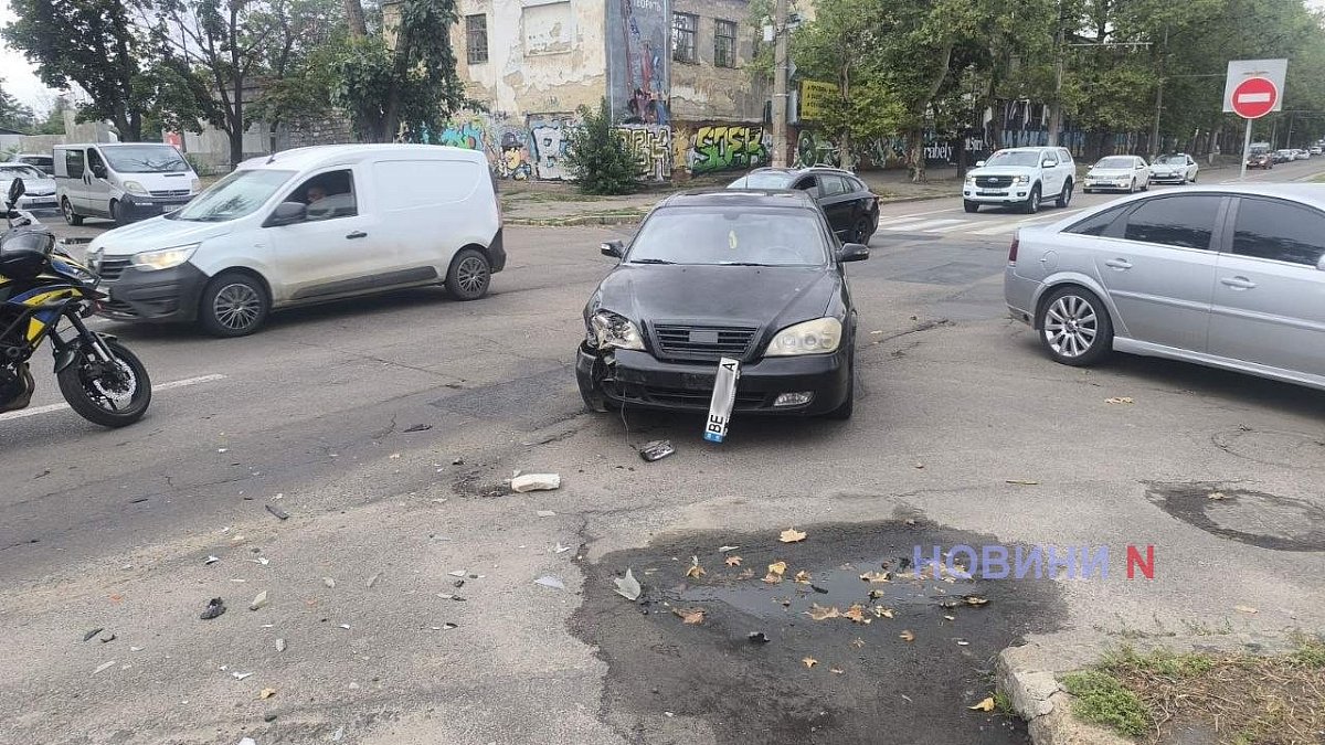 В центре Николаева столкнулись два автомобиля: пострадал четырехмесячный ребенок В центре Николаева столкнулись два автомобиля: пострадал четырехмесячный ребенок