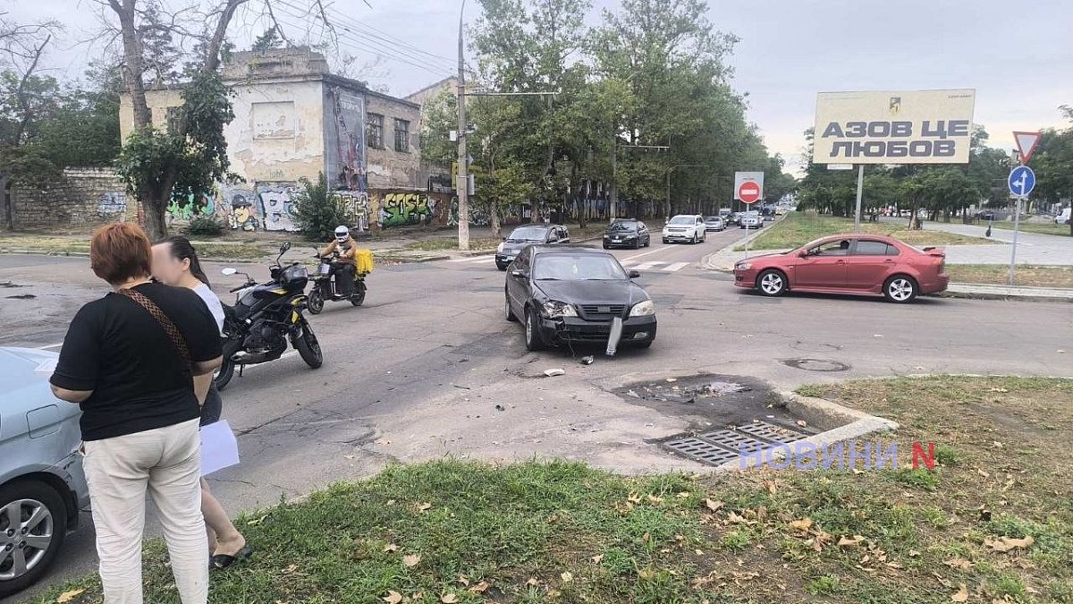В центре Николаева столкнулись два автомобиля: пострадал четырехмесячный ребенок В центре Николаева столкнулись два автомобиля: пострадал четырехмесячный ребенок