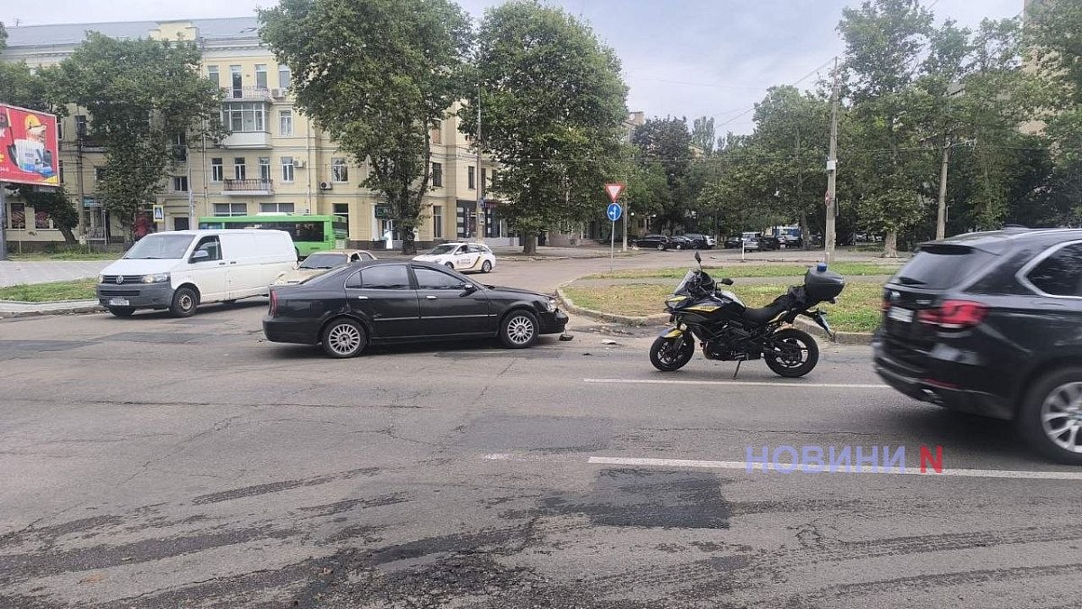 В центре Николаева столкнулись два автомобиля: пострадал четырехмесячный ребенок В центре Николаева столкнулись два автомобиля: пострадал четырехмесячный ребенок