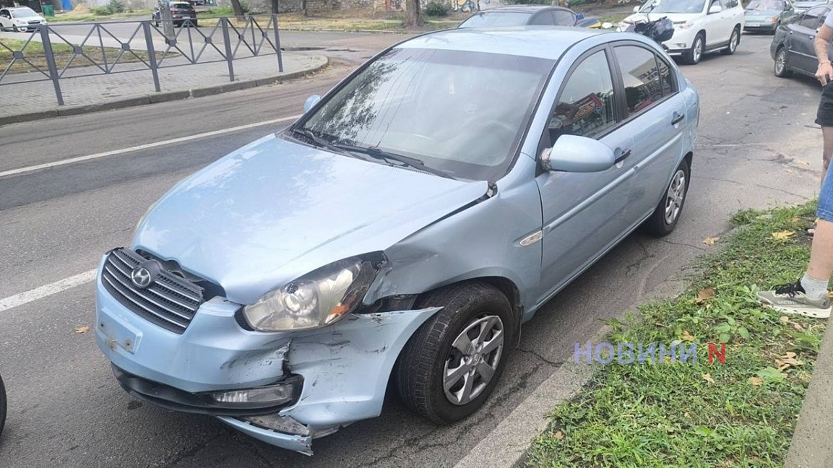 В центре Николаева столкнулись два автомобиля: пострадал четырехмесячный ребенок В центре Николаева столкнулись два автомобиля: пострадал четырехмесячный ребенок