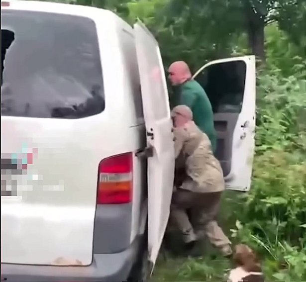 ТЦК прикували чоловіка наручниками до автомобіля – Лубінець пообіцяв розібратися (відео) ТЦК прикували чоловіка наручниками до автомобіля – Лубінець пообіцяв розібратися (відео)