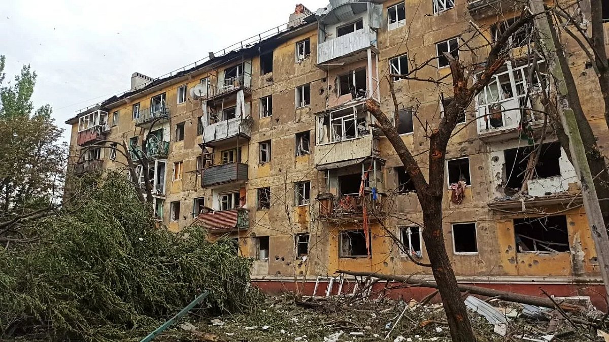Удар по Славянску: повреждены жилые дома, 14 раненых Удар по Славянску: повреждены жилые дома, 14 раненых