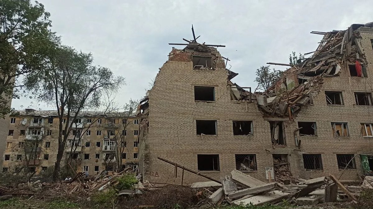 Удар по Славянску: повреждены жилые дома, 14 раненых Удар по Славянску: повреждены жилые дома, 14 раненых