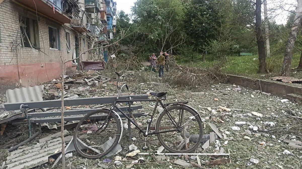Удар по Славянску: повреждены жилые дома, 14 раненых Удар по Славянску: повреждены жилые дома, 14 раненых