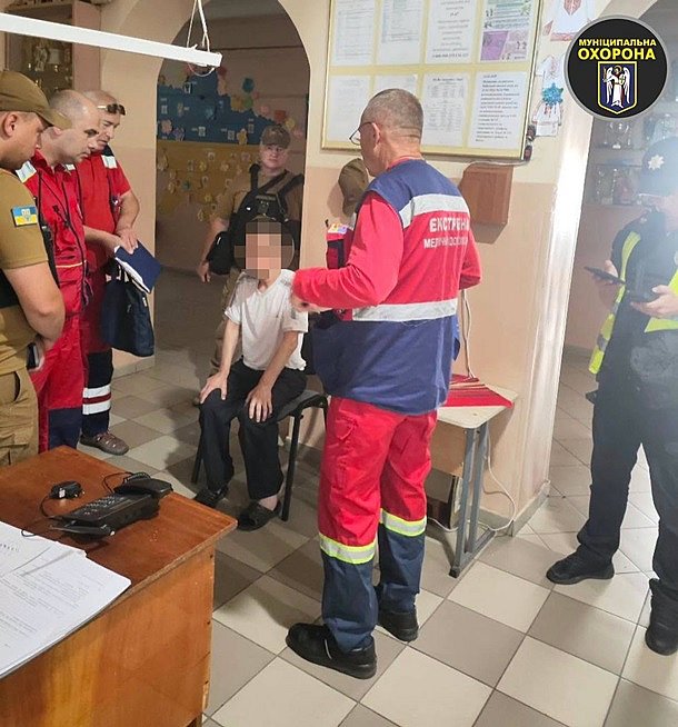 У Києві чоловік із ножем проник у ліцей (фото) У Києві чоловік із ножем проник у ліцей (фото)