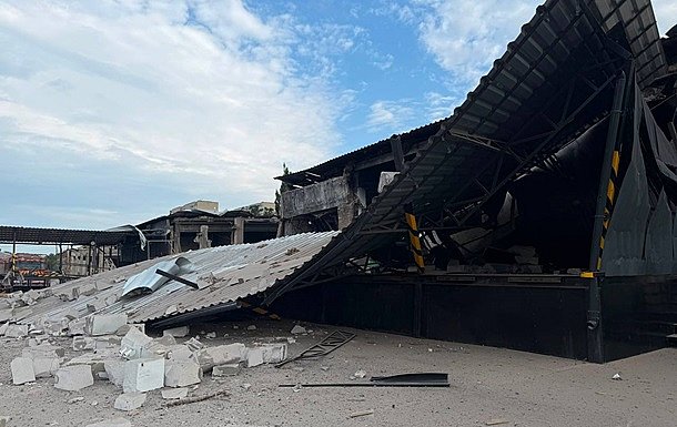 Российские войска атаковали Изюм авиационными бомбами: повреждено отделение Новой почты Российские войска атаковали Изюм авиационными бомбами: повреждено отделение Новой почты
