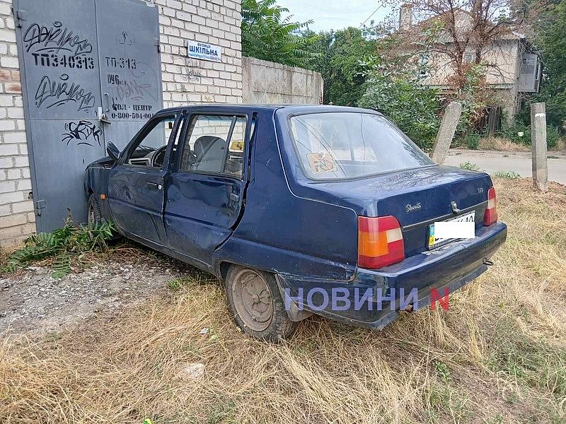 В Николаеве после ДТП ЗАЗ врезался в стену, а BMW — в забор: пострадал водитель В Николаеве после ДТП ЗАЗ врезался в стену, а BMW — в забор: пострадал водитель