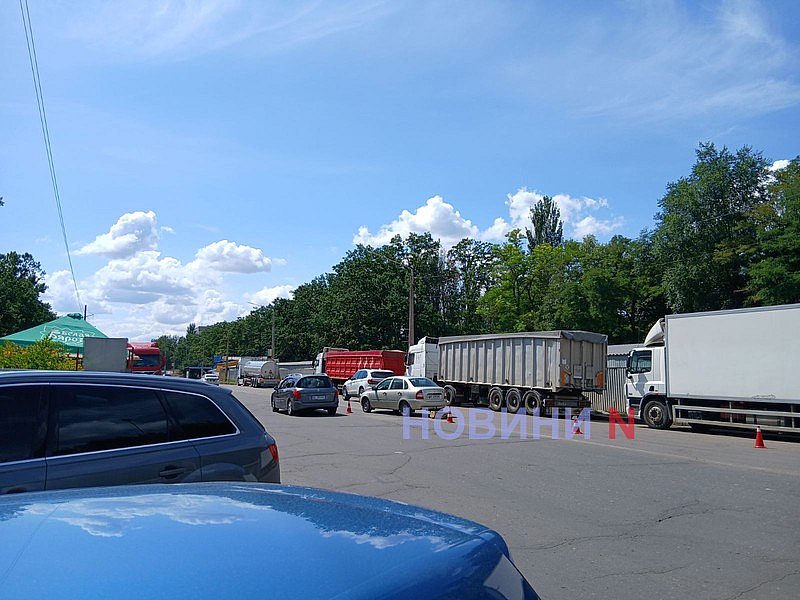 В Николаеве столкнулись ВАЗ и BMW: на улице Космонавтов возник затор В Николаеве столкнулись ВАЗ и BMW: на улице Космонавтов возник затор