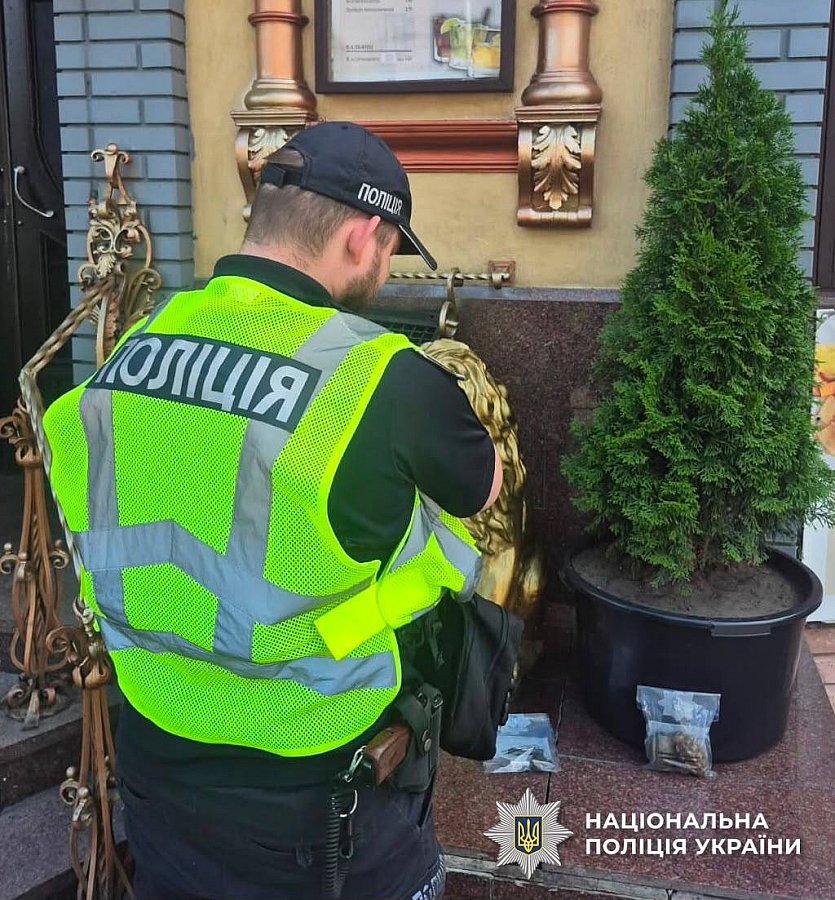 В Киеве у ресторана нашли куртку с гранатами В Киеве у ресторана нашли куртку с гранатами