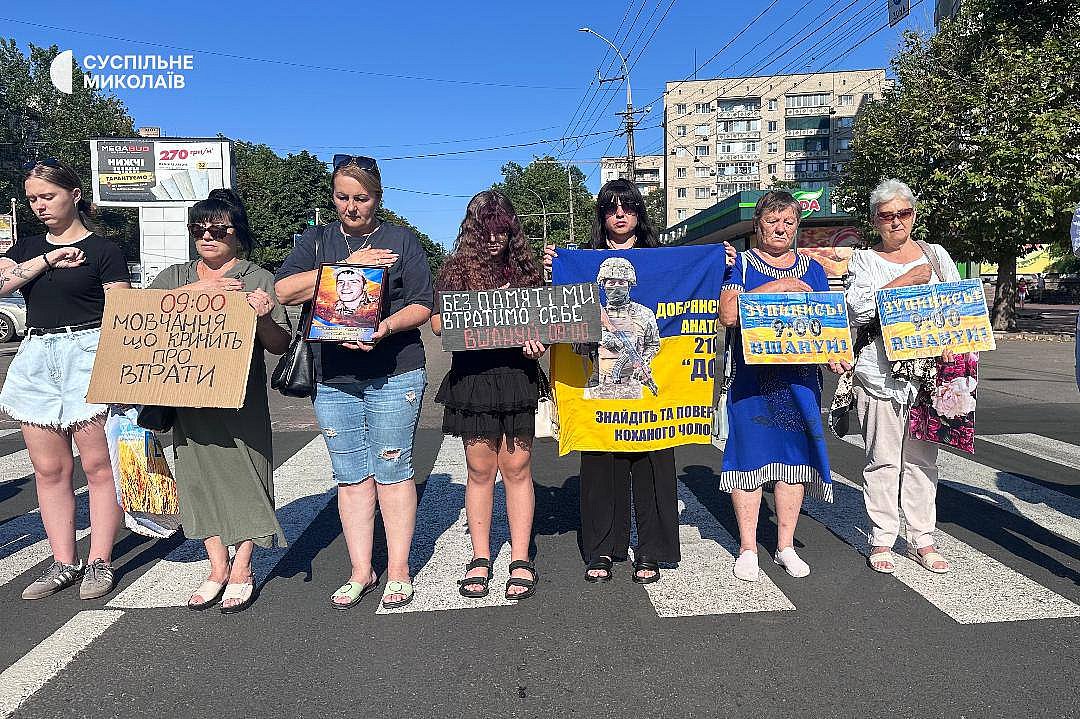 Николаевцы вышли на акцию памяти погибших украинских защитников Николаевцы вышли на акцию памяти погибших украинских защитников