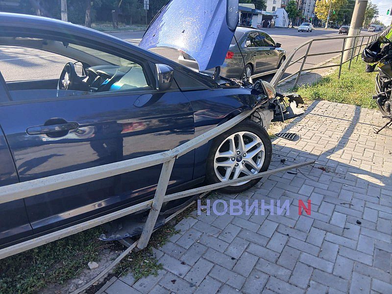Автомобиль врезался в забор на проспекте в Николаеве (фото) Автомобиль врезался в забор на проспекте в Николаеве (фото)
