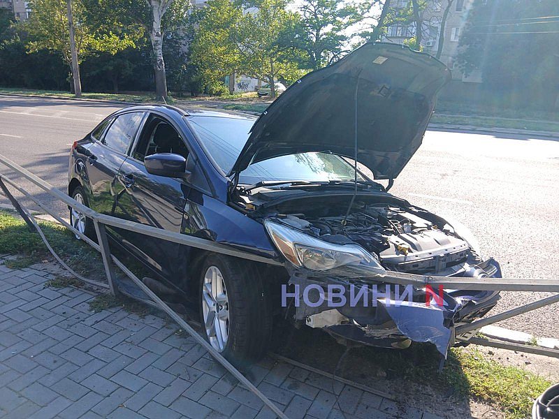 Автомобиль врезался в забор на проспекте в Николаеве (фото) Автомобиль врезался в забор на проспекте в Николаеве (фото)