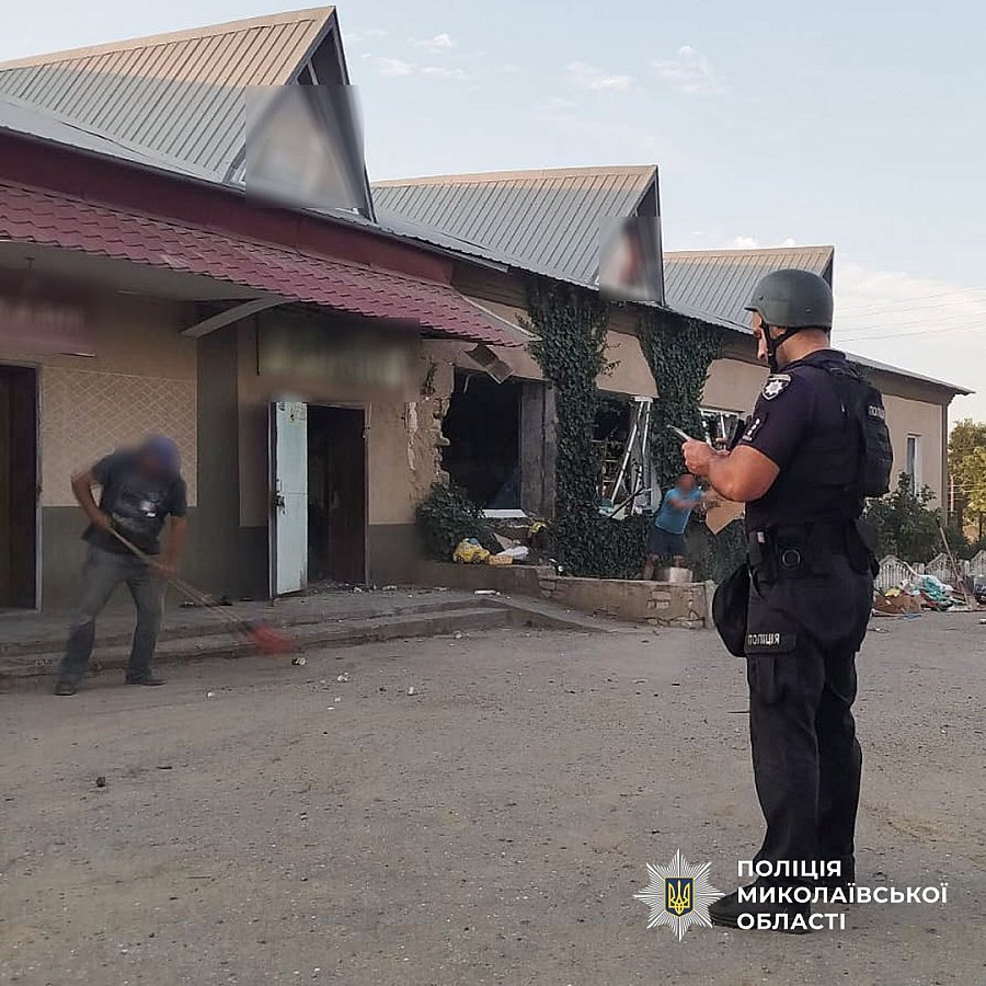 Полиция показала первые фото с места атаки дрона «Молния» по магазину в Снигиревской громаде Полиция показала первые фото с места атаки дрона «Молния» по магазину в Снигиревской громаде