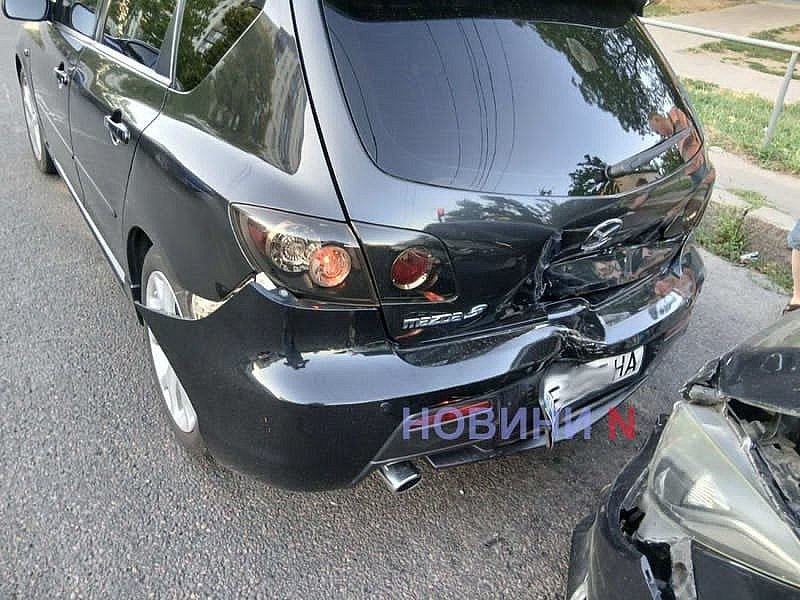 В Николаеве из-за пешехода столкнулись две Mazda В Николаеве из-за пешехода столкнулись две Mazda