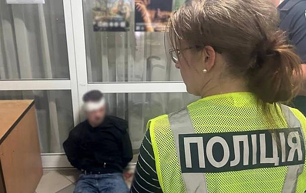 В Киеве мужчина, которого доставили в ТЦК, зарезал врача ВЛК В Киеве мужчина, которого доставили в ТЦК, зарезал врача ВЛК