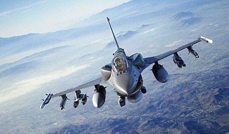 В Украине во время боевого задания разбился истребитель F-16 В Украине во время боевого задания разбился истребитель F-16