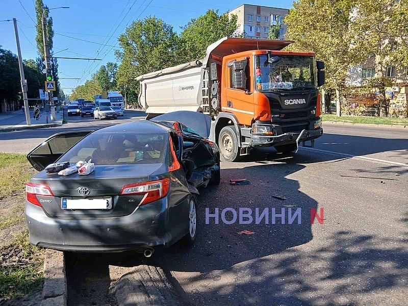 В Николаеве столкнулись грузовик и Toyota: пострадала водитель, на ПГУ огромный затор В Николаеве столкнулись грузовик и Toyota: пострадала водитель, на ПГУ огромный затор