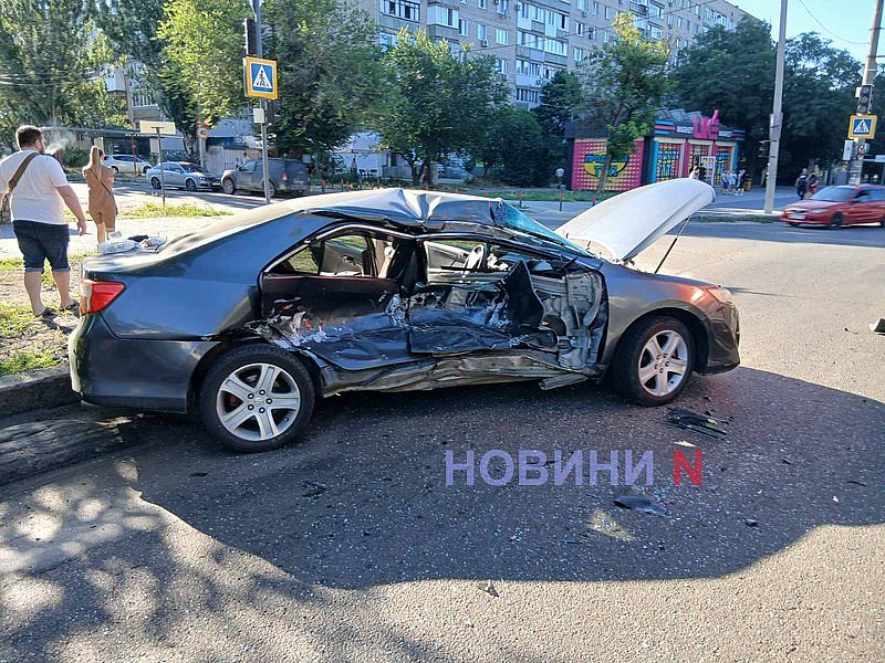 В Николаеве столкнулись грузовик и Toyota: пострадала водитель, на ПГУ огромный затор В Николаеве столкнулись грузовик и Toyota: пострадала водитель, на ПГУ огромный затор