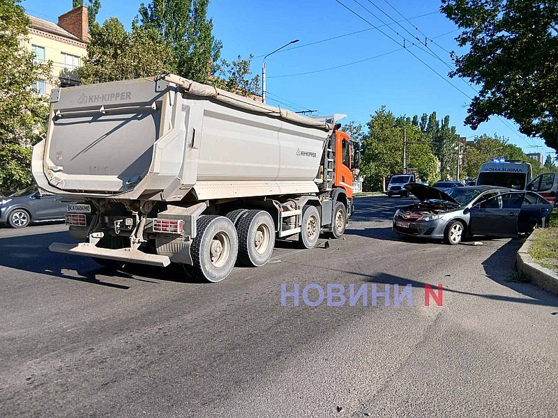 В Николаеве столкнулись грузовик и Toyota: пострадала водитель, на ПГУ огромный затор В Николаеве столкнулись грузовик и Toyota: пострадала водитель, на ПГУ огромный затор