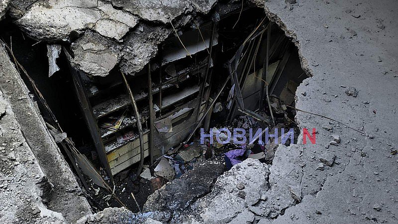 В Николаеве вражеский беспилотник пробил крышу жилого дома и залетел в квартиру (видео) В Николаеве вражеский беспилотник пробил крышу жилого дома и залетел в квартиру (видео)