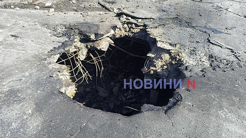 В Николаеве вражеский беспилотник пробил крышу жилого дома и залетел в квартиру (видео) В Николаеве вражеский беспилотник пробил крышу жилого дома и залетел в квартиру (видео)