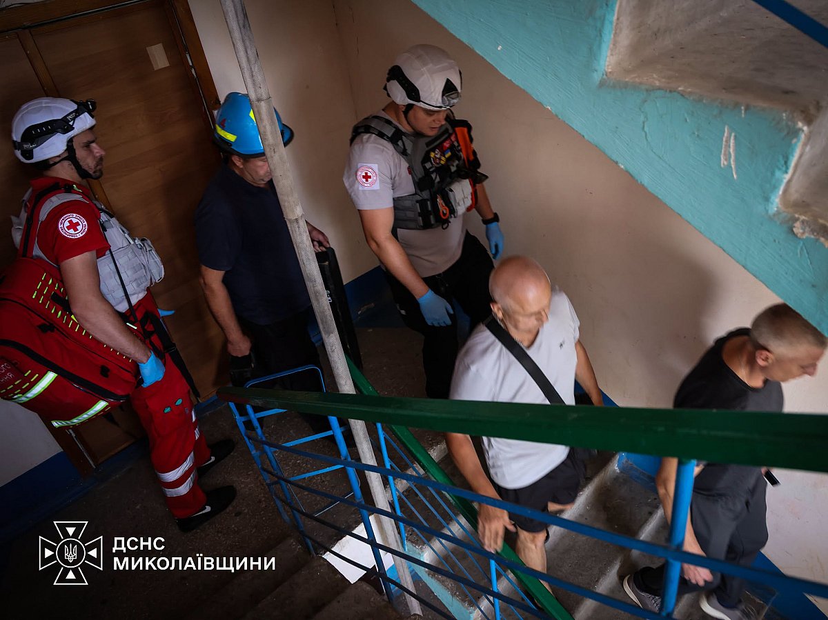 Атака на Николаевщину: спасатели показали, как ликвидировали последствия ударов по жилым домам (видео) Атака на Николаевщину: спасатели показали, как ликвидировали последствия ударов по жилым домам (видео)